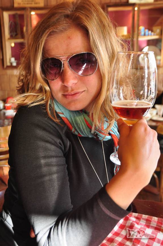 Degustando uma boa cerveja em café de Punta Arenas, no sul do Chile